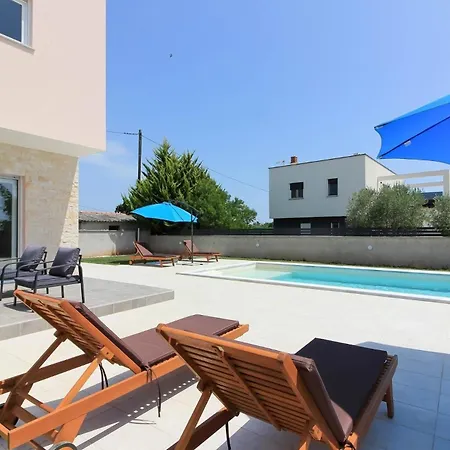 Mit Privatpool Fuer 10 Personen Ca 220 Qm In Sisan, Istrien Suedkueste Von Istrien * Sisan