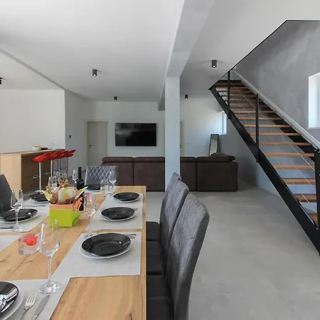 Mit Privatpool Fuer 10 Personen Ca 220 Qm In Sisan, Istrien Suedkueste Von Istrien * Sisan