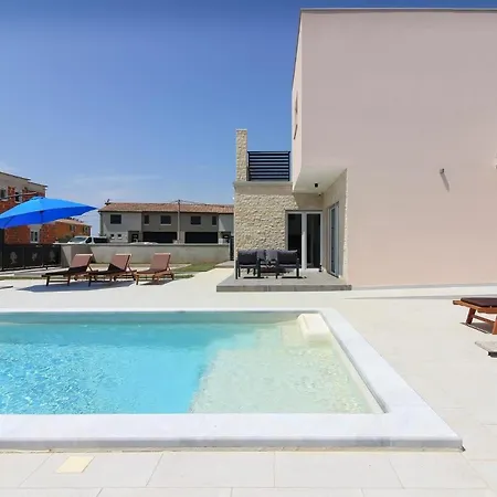 Mit Privatpool Fuer 10 Personen Ca 220 Qm In Sisan, Istrien Suedkueste Von Istrien * Sisan
