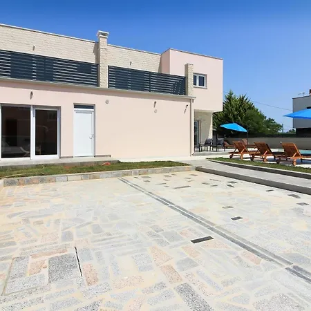 Mit Privatpool Fuer 10 Personen Ca 220 Qm In Sisan, Istrien Suedkueste Von Istrien *