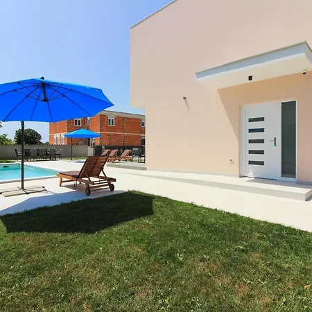 Mit Privatpool Fuer 10 Personen Ca 220 Qm In Sisan, Istrien Suedkueste Von Istrien *