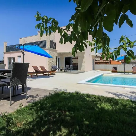 Mit Privatpool Fuer 10 Personen Ca 220 Qm In Sisan, Istrien Suedkueste Von Istrien Holiday home *
