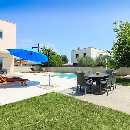 Mit Privatpool Fuer 10 Personen Ca 220 Qm In Sisan, Istrien Suedkueste Von Istrien Holiday home *