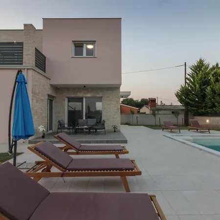 Mit Privatpool Fuer 10 Personen Ca 220 Qm In Sisan, Istrien Suedkueste Von Istrien Holiday home *