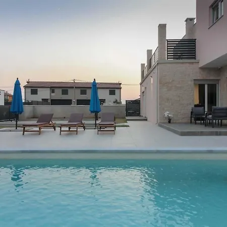 Mit Privatpool Fuer 10 Personen Ca 220 Qm In Sisan, Istrien Suedkueste Von Istrien * Sisan